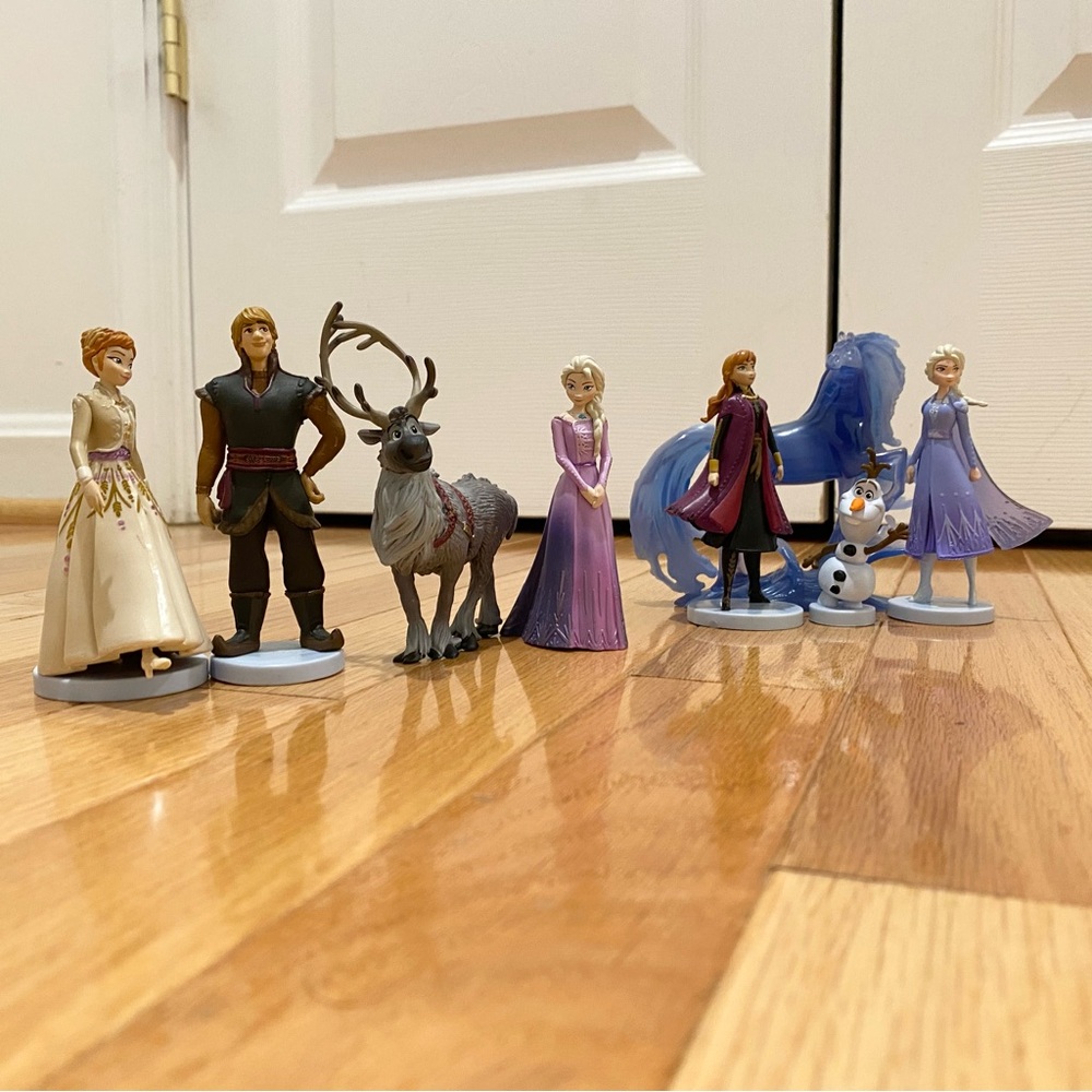 FROZEN 2 Deluxe 8 pc Figurine Set